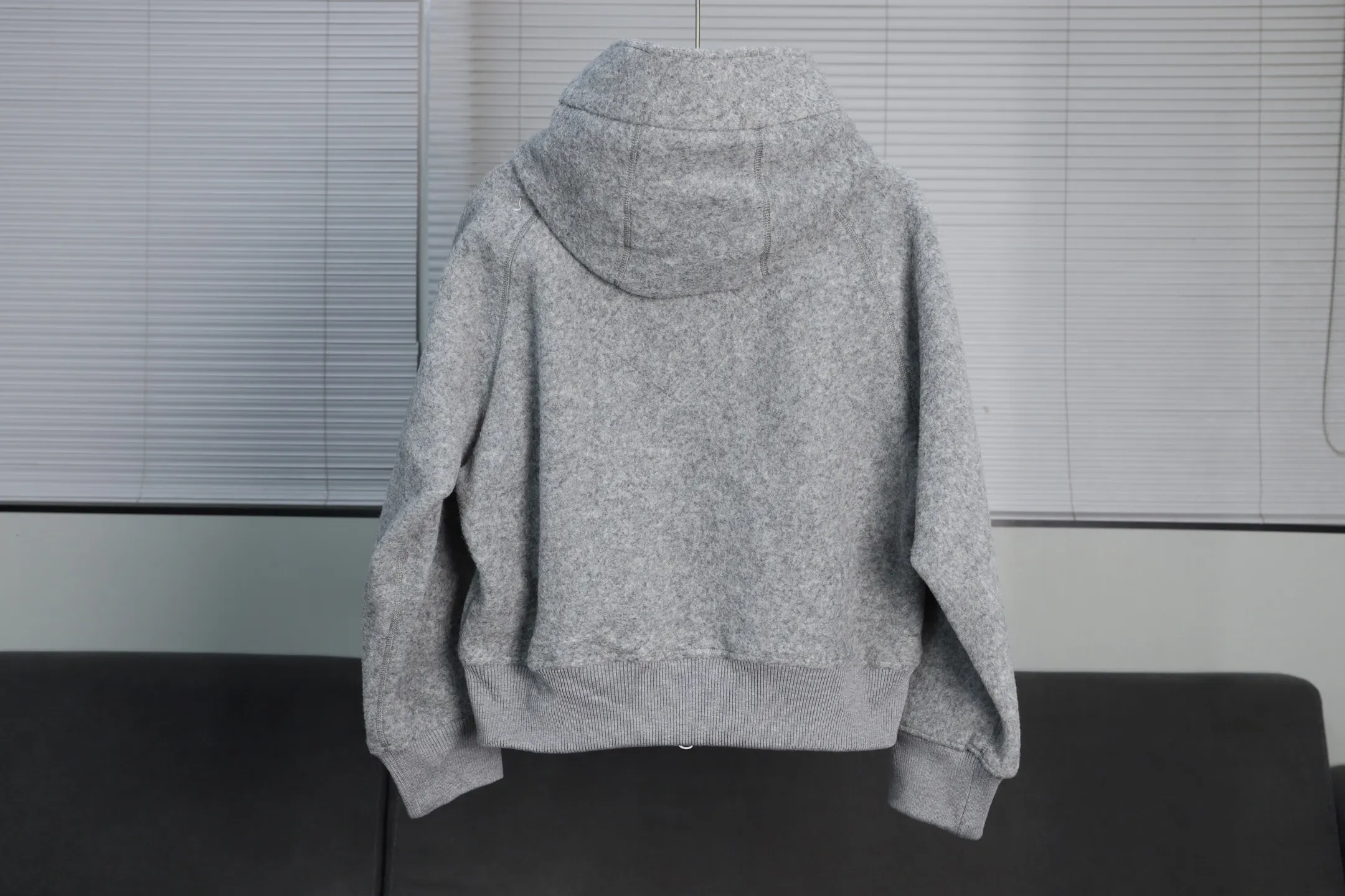 P720 Big Goose white label hooded cashmere sweatshirt Canada Goose Canada Goose SS22 Chilliwack Humanature 01 Logo patch zipper drawstring hooded fleece long-sleeved bomber jacket Exclusive customized wool fabric Only compared with ZP The popularity of this season’s new style does not need any elaboration. The fabric is warm and comfortable long plush and easy to put on and take off. The high-tech breathable space cotton liner makes the whole dress very stiff and at the same time soft, comfortable and lightweight. Breathable, soft, not sweaty, lightweight, stylish, and non-deformable. The iconic double-striped reflective strips are designed behind the collar and hood. No detail is missed. High-density goose badge. All threaded accessories are customized. Three colors to choose from. Each one is super western. The upper body effect is very high-end. The loose version is not bloated at all. It is quite fashionable. It can be said that it is a very unique design. This year's must-have style is the same for men and women🔥